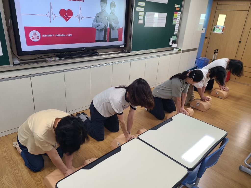창*웅*초등학교 교직원 대상 심폐소생술 등 구조 및 응급처치 안전교육