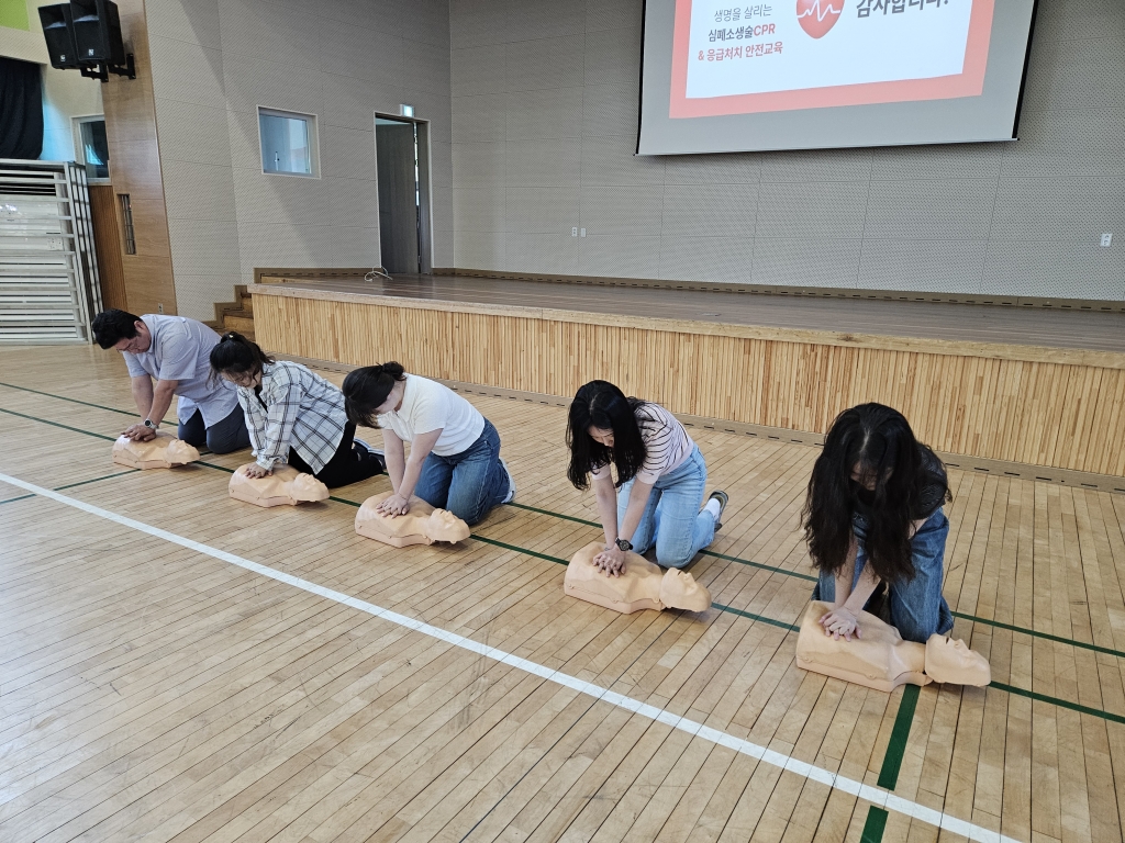 하동**중학교 교직원 대상 심폐소생술 등 구조 및 응급처치 안전교육