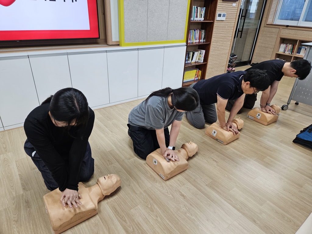 거창**중학교 교직원 대상 심폐소생술 등 구조 및 응급처치 안전교육