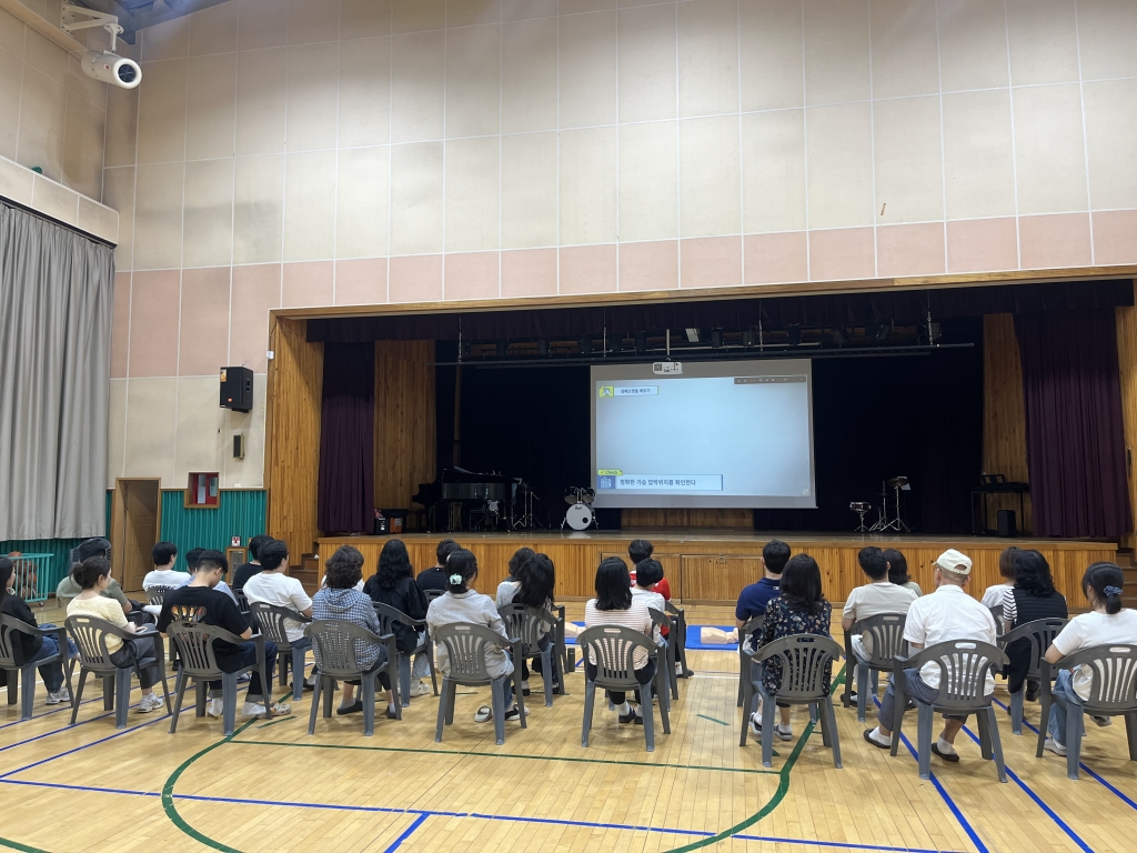 경남**여자중학교 교직원 대상 심폐소생술 등 구조 및 응급처치 안전교육
