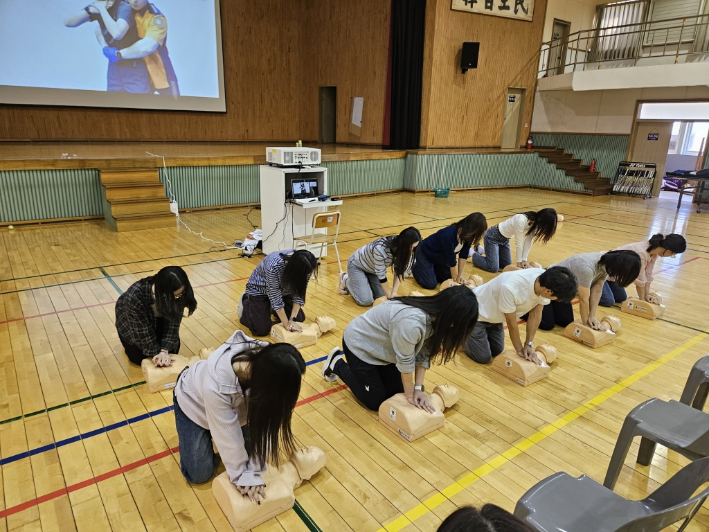 진주**여자고등학교 교직원 대상 심폐소생술 등 구조 및 응급처치 안전교육
