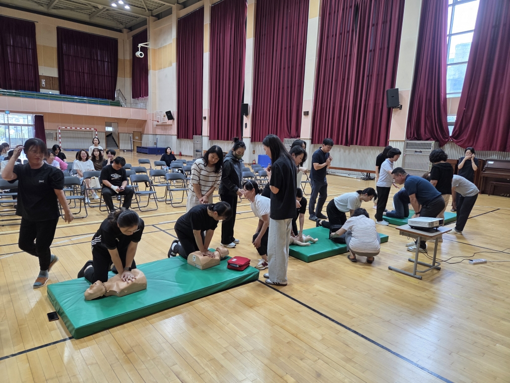 경남**초등학교 교직원 대상 심폐소생술 등 구조 및 응급처치 안전교육