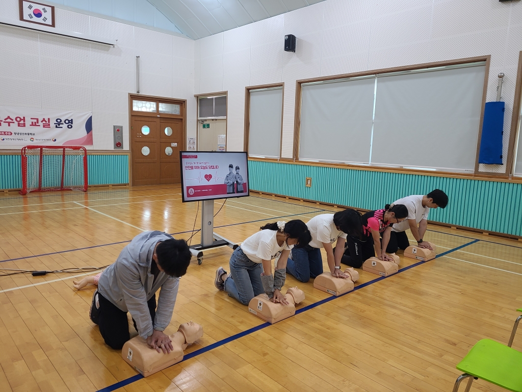 창*성*초등학교 교직원 대상 심폐소생술 등 구조 및 응급처치 안전교육